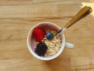 selbst gemachter Waldbeerjoghurt